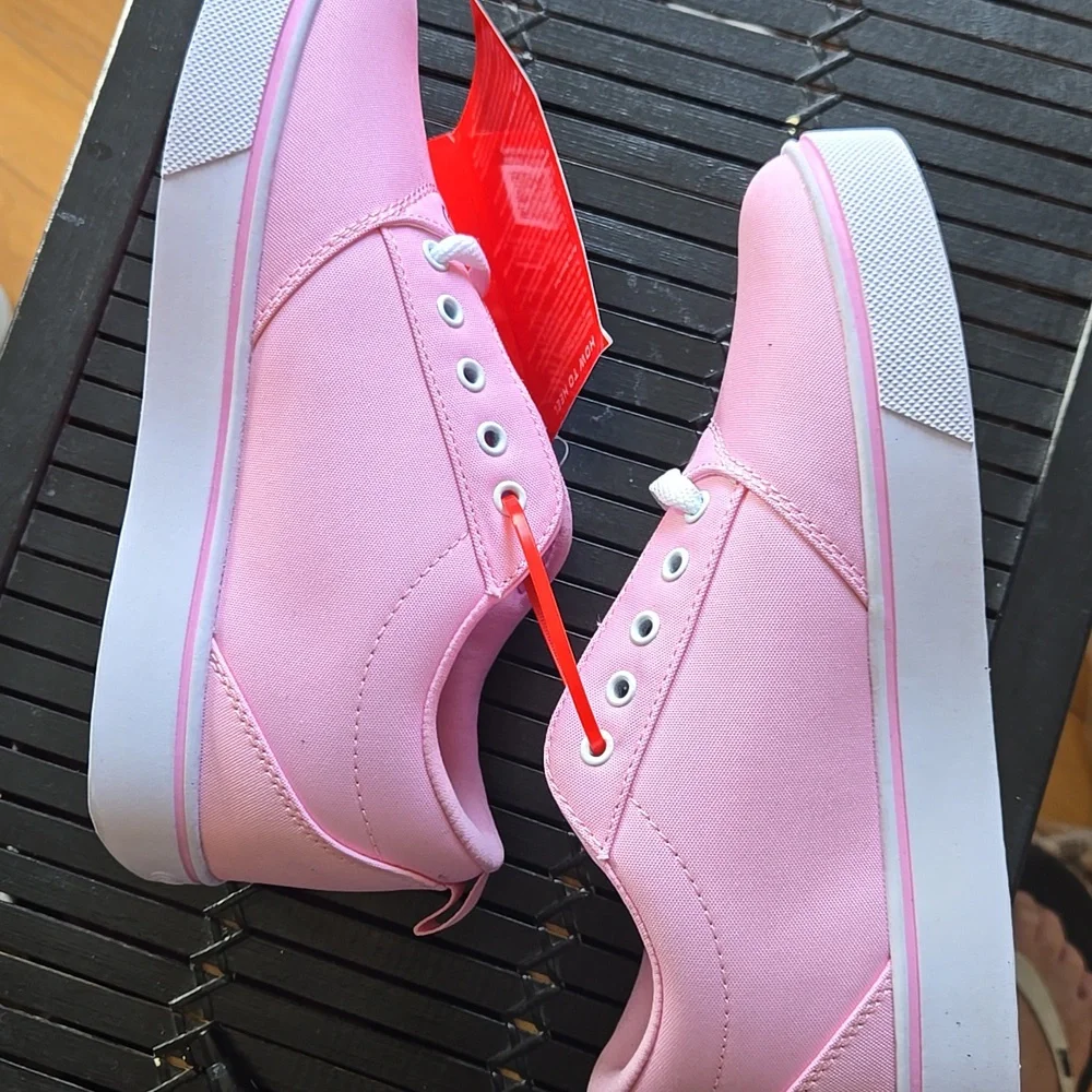 NWT Women's Pro 20 Hello Kitty Heelys in size 7 & in color Pink. - Picture 8 of 9